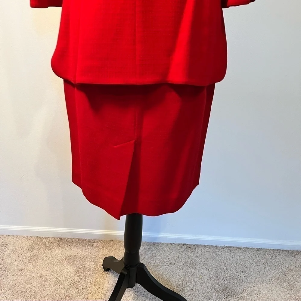 Vintage Dana Buchman red 2-piece skirt suit, front button. Size 10P